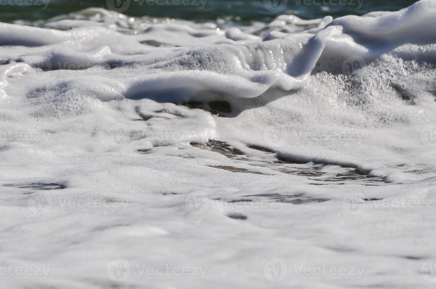 espuma do mar. respingo de água foto