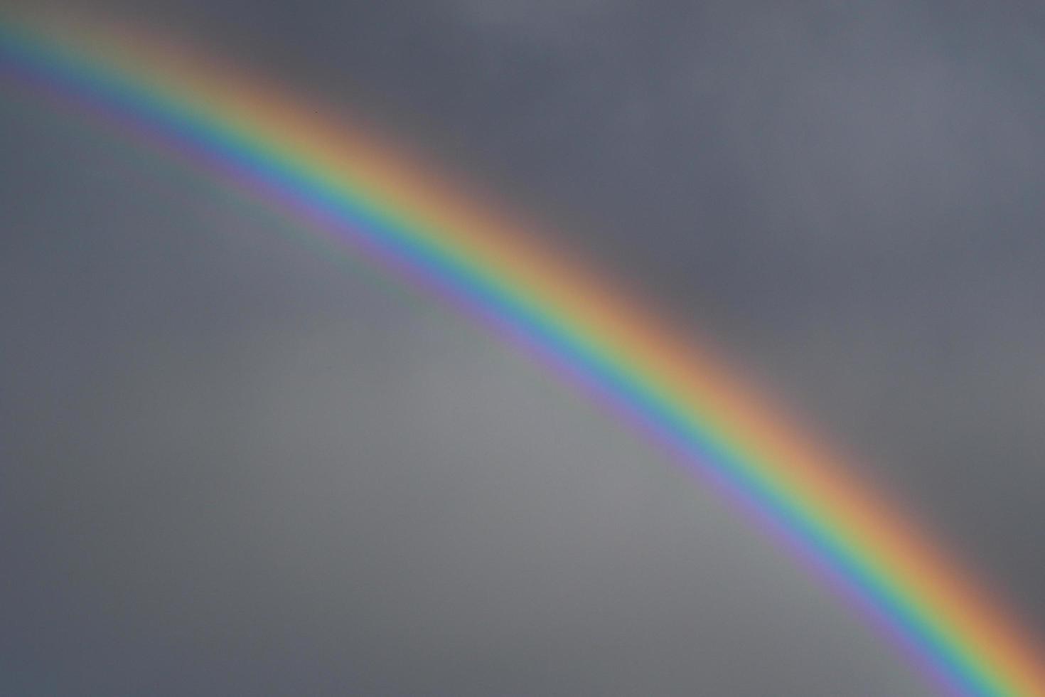 arco-íris sobre o céu tempestuoso. foto