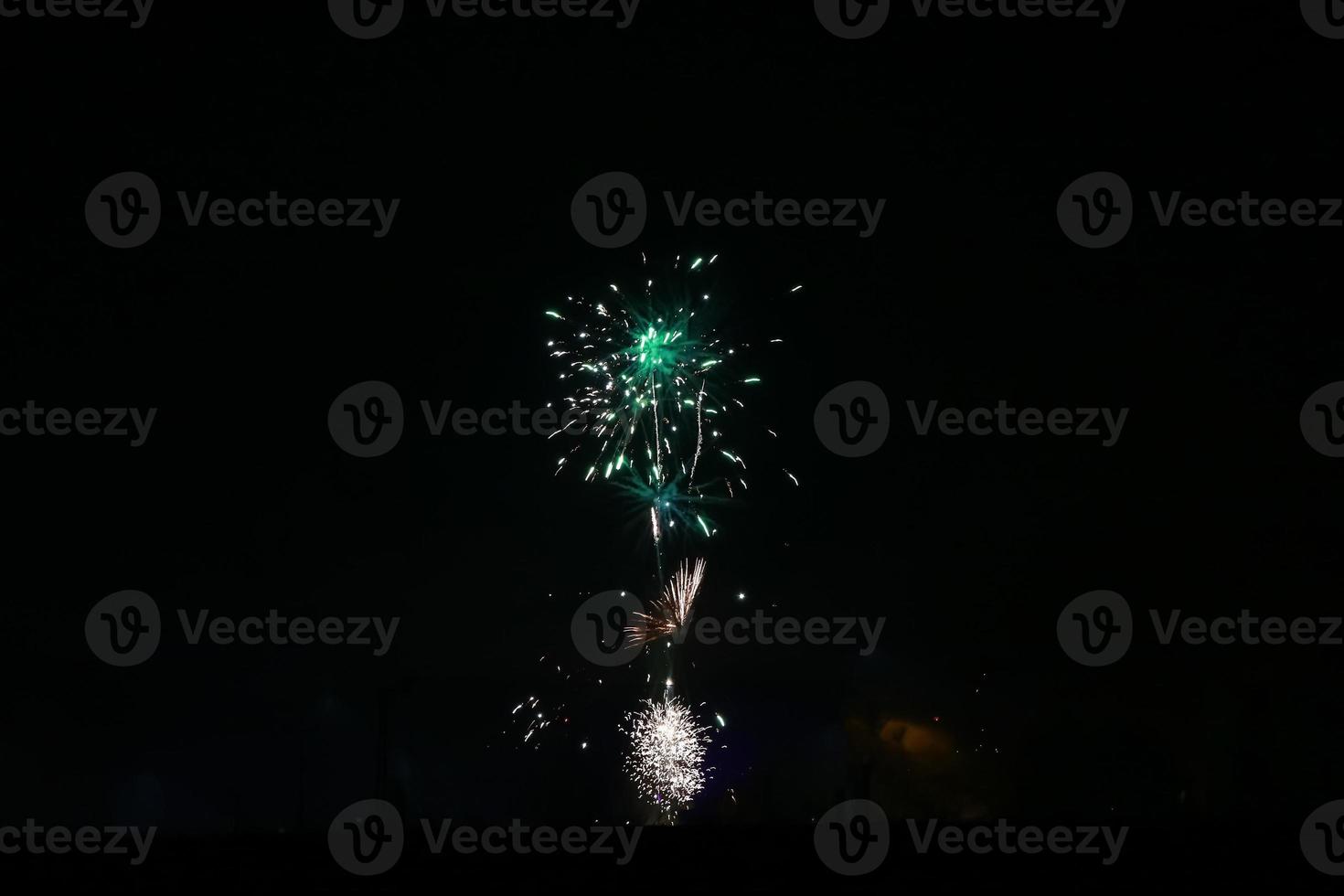 fogos de artifício coloridos no céu negro foto