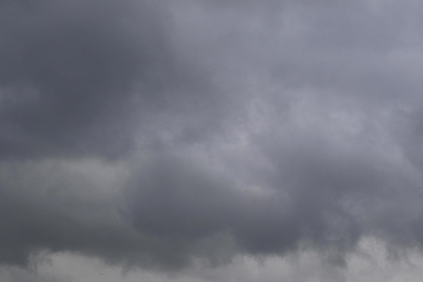 tempo tempestuoso e nuvens escuras foto