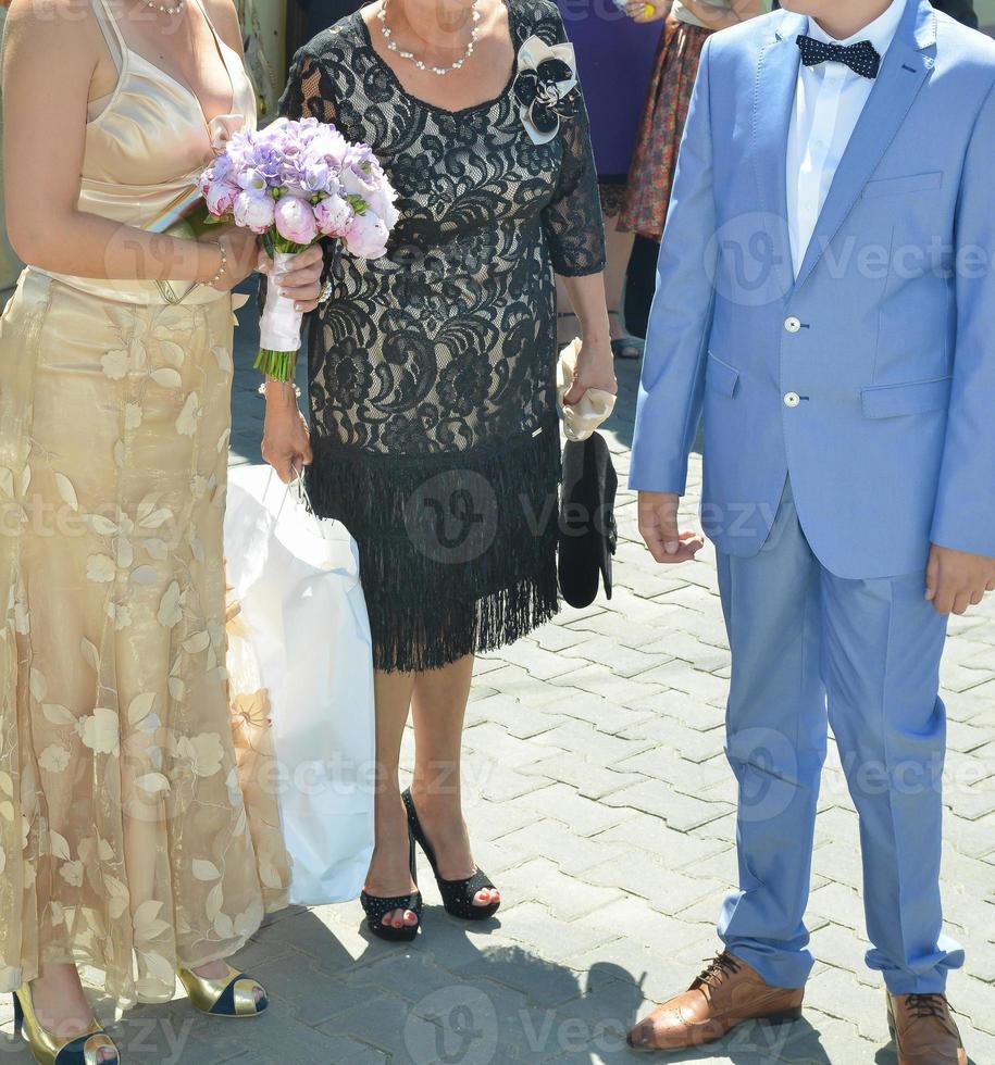 casamento tradicional romeno. os convidados estão reunidos na rua antes da cerimônia de casamento foto