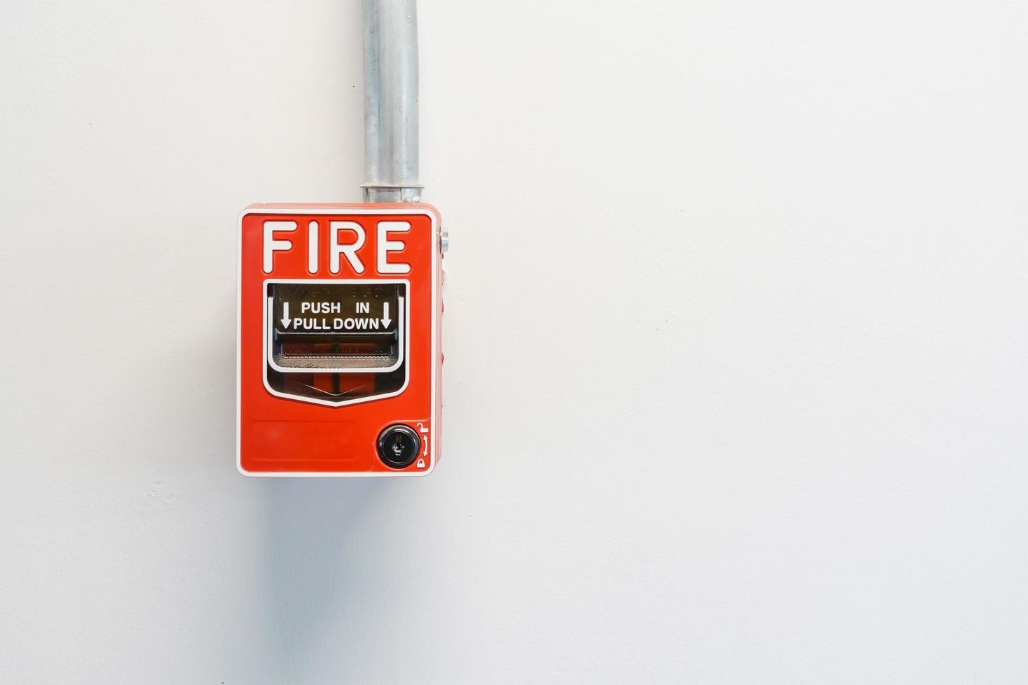 caixa de alarme de incêndio na parede de cimento para sistema de alerta e segurança foto