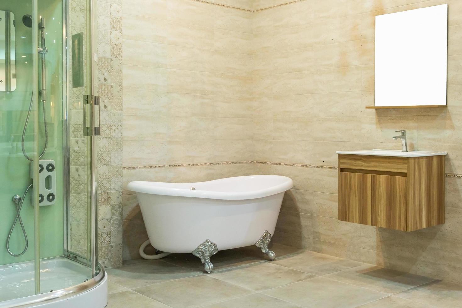 interior de banheiro moderno com penteadeira de madeira foto