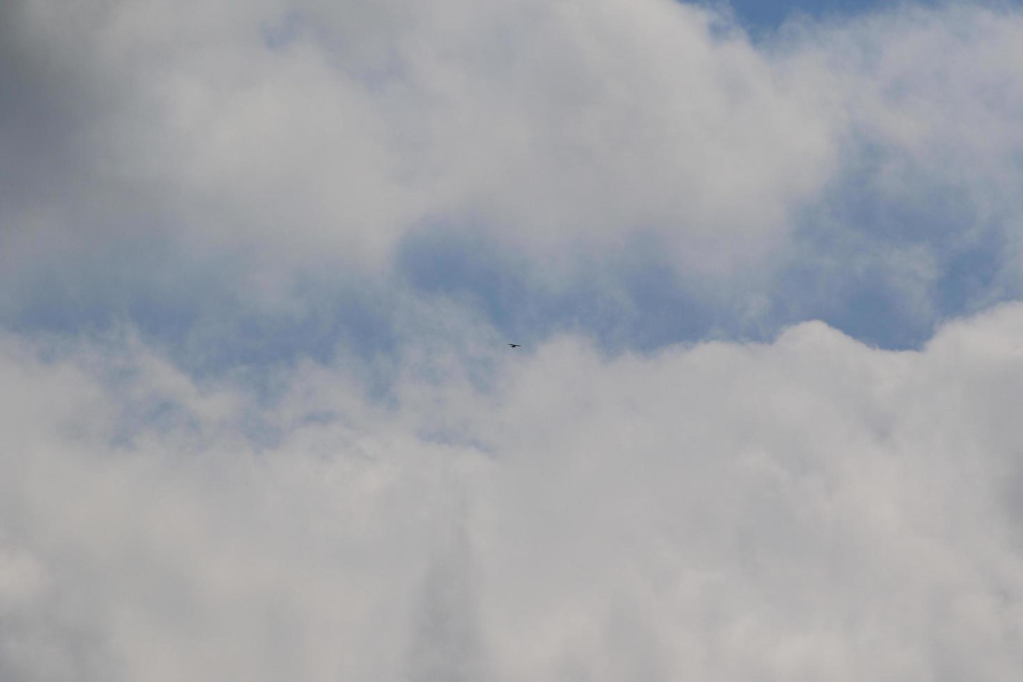 tempo tempestuoso e nuvens escuras foto