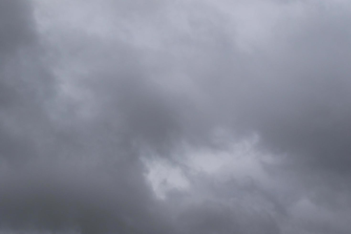 tempo tempestuoso e nuvens escuras foto