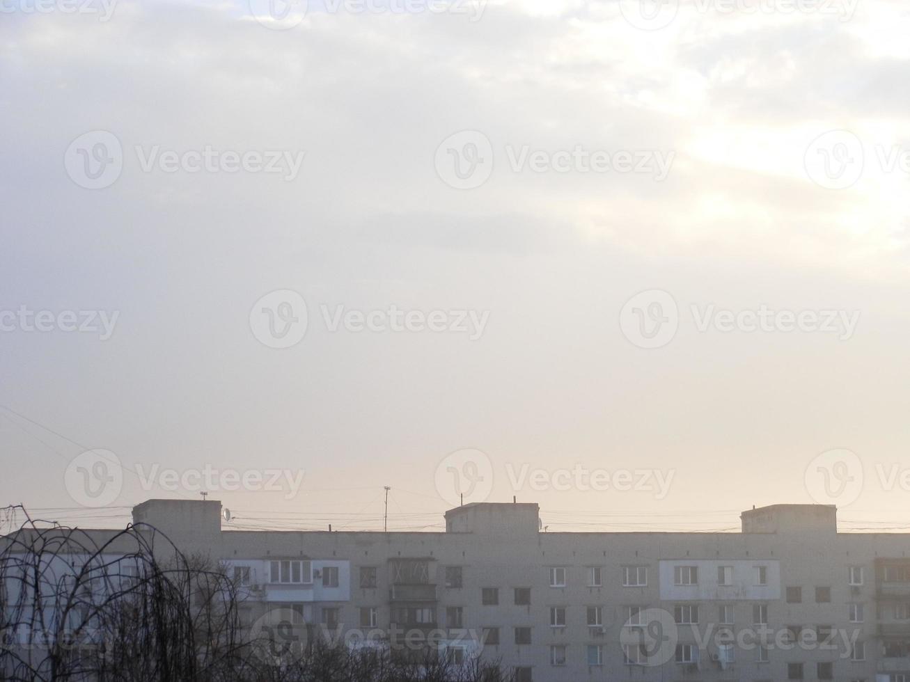 neblina matinal de inverno paira sobre a cidade foto