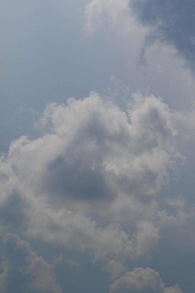 tempo tempestuoso e nuvens escuras foto