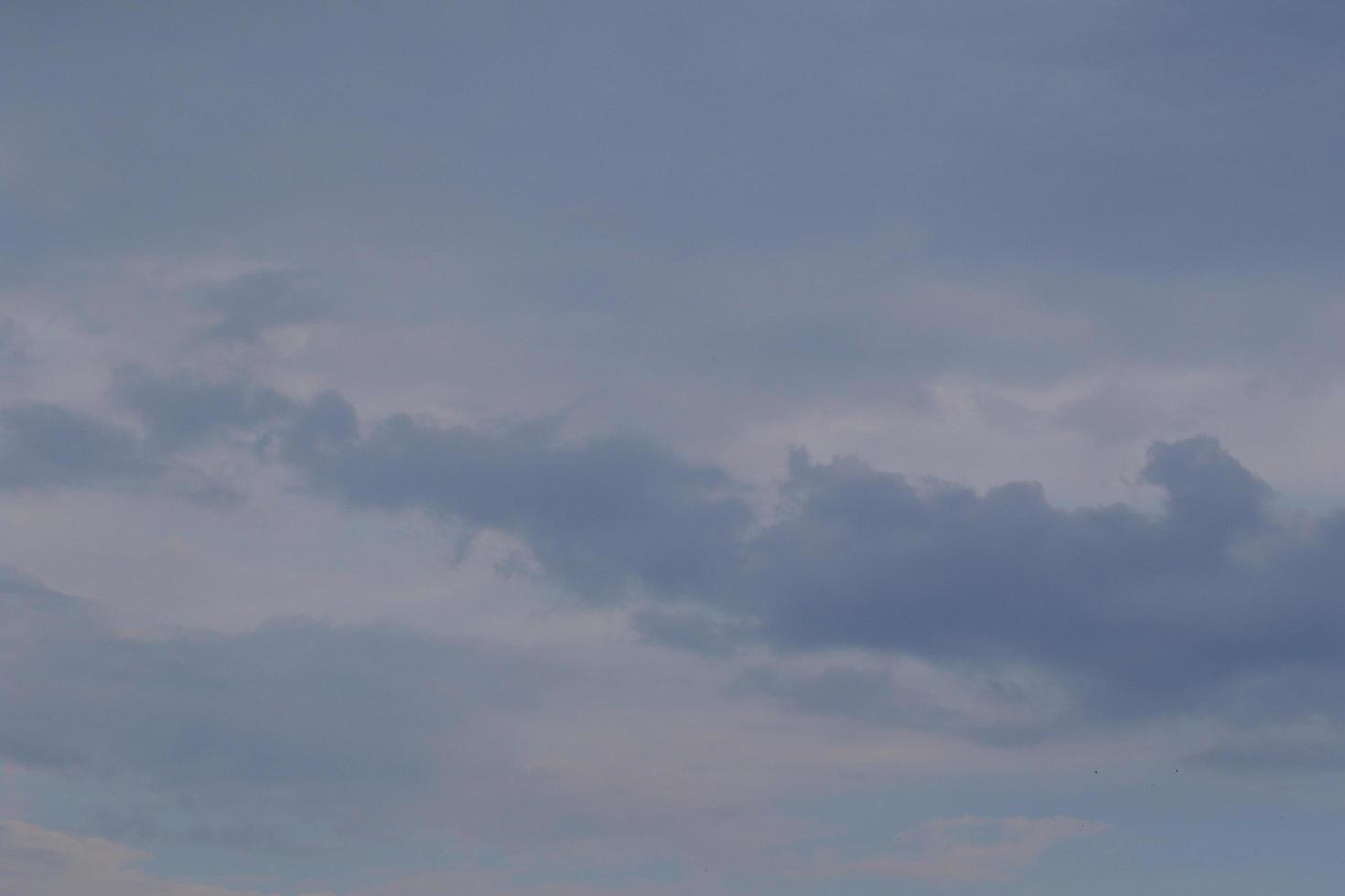 tempo tempestuoso e nuvens escuras foto