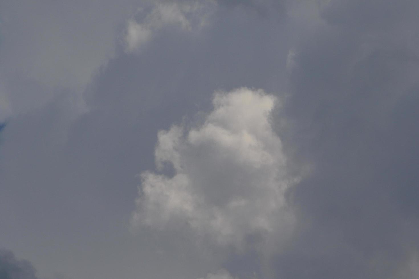 tempo tempestuoso e nuvens escuras foto