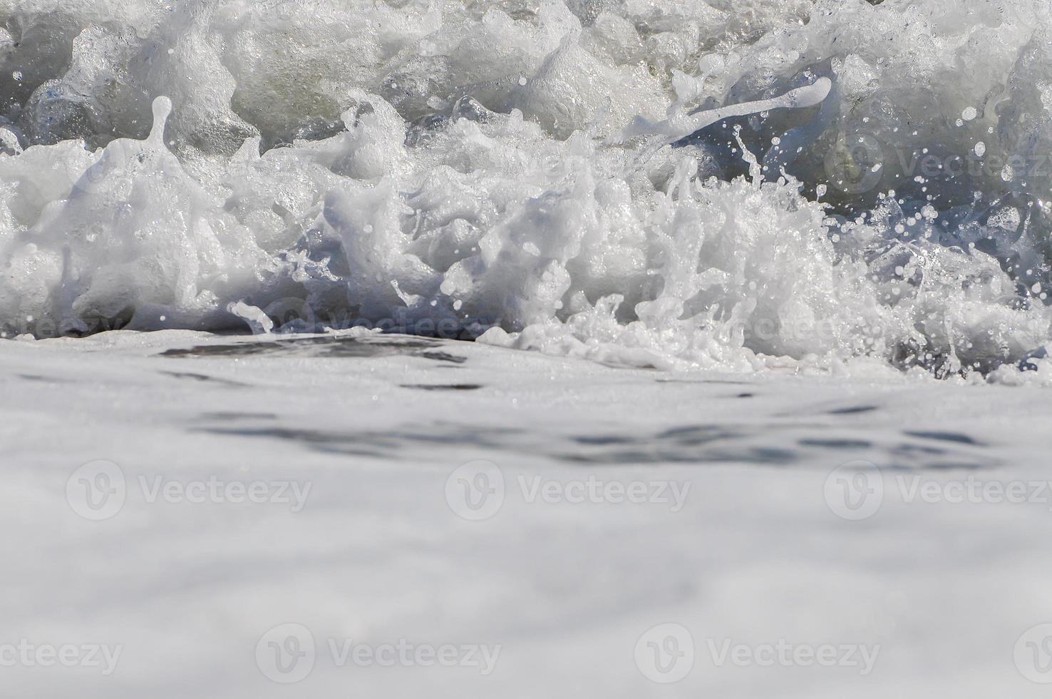 espuma do mar. respingo de água foto