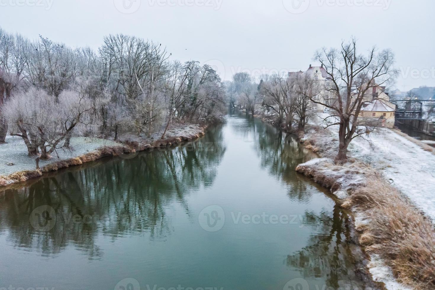 viagem à cidade de regensburg no inverno. vista da ponte de pedra foto