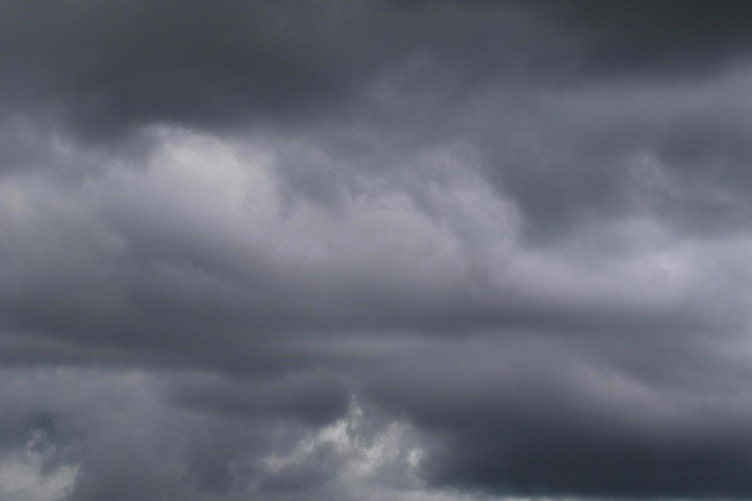 tempo tempestuoso e nuvens escuras foto