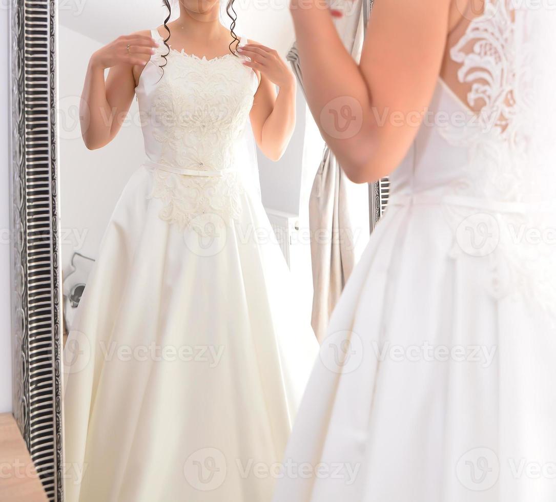 detalhes da preparação da noiva antes da cerimônia de casamento foto