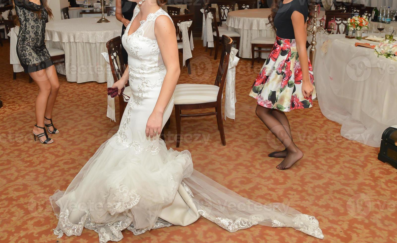 pessoas dançando na festa de casamento foto