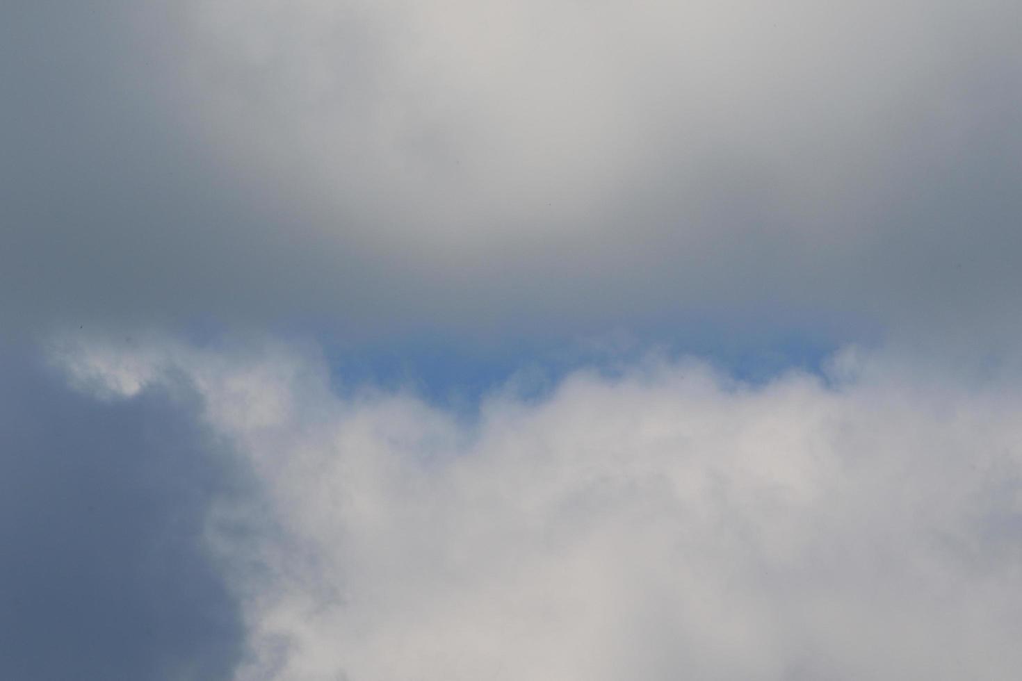 tempo tempestuoso e nuvens escuras foto