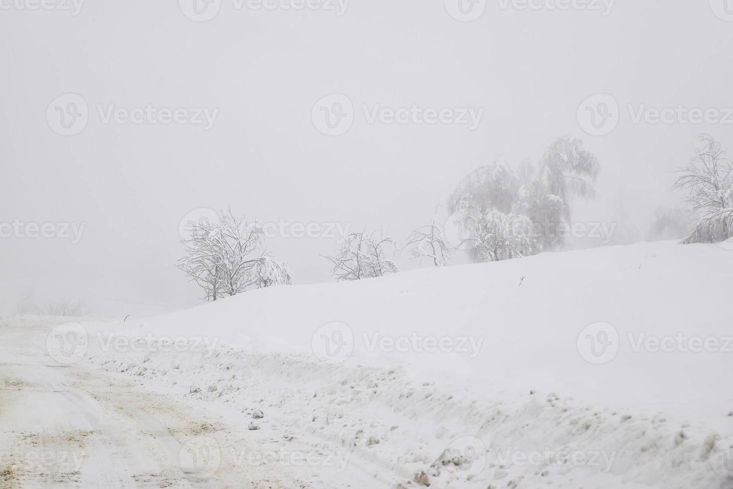 estrada de neve de inverno na região montanhosa após forte nevasca na romênia foto