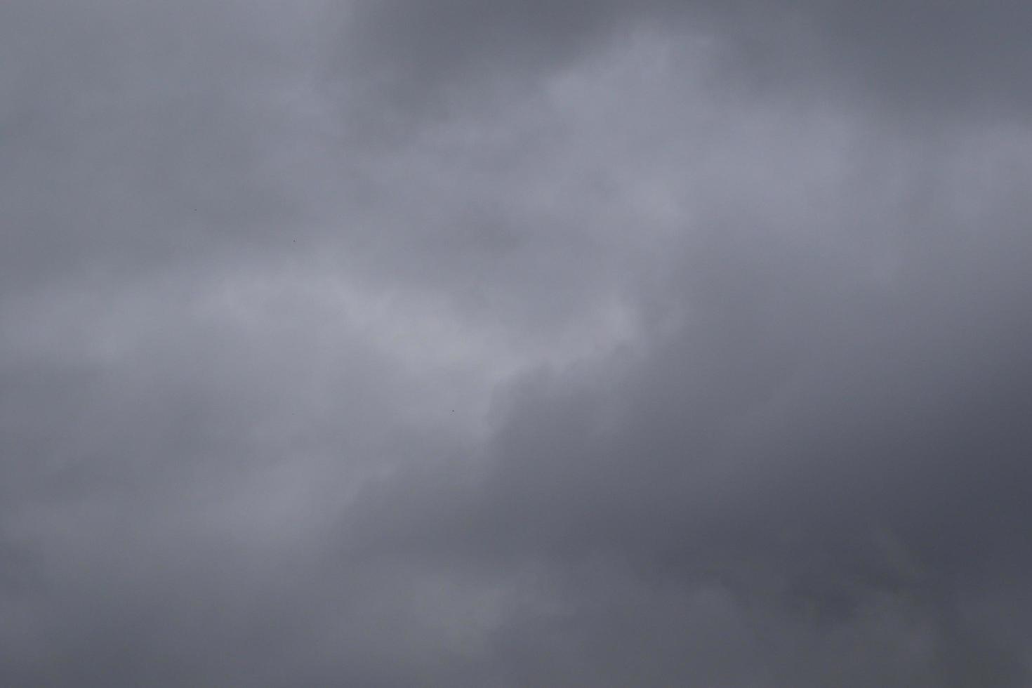 tempo tempestuoso e nuvens escuras foto