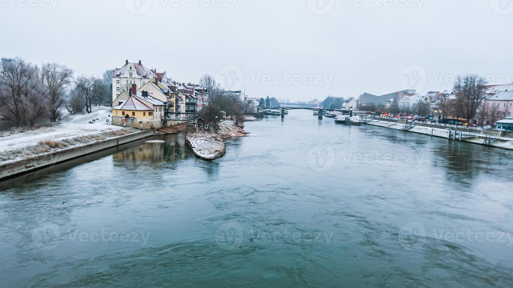 viagem à cidade de regensburg no inverno. vista da ponte de pedra foto