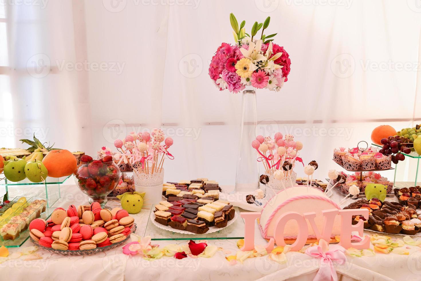 deliciosos doces dispostos na mesa para recepção de eventos foto