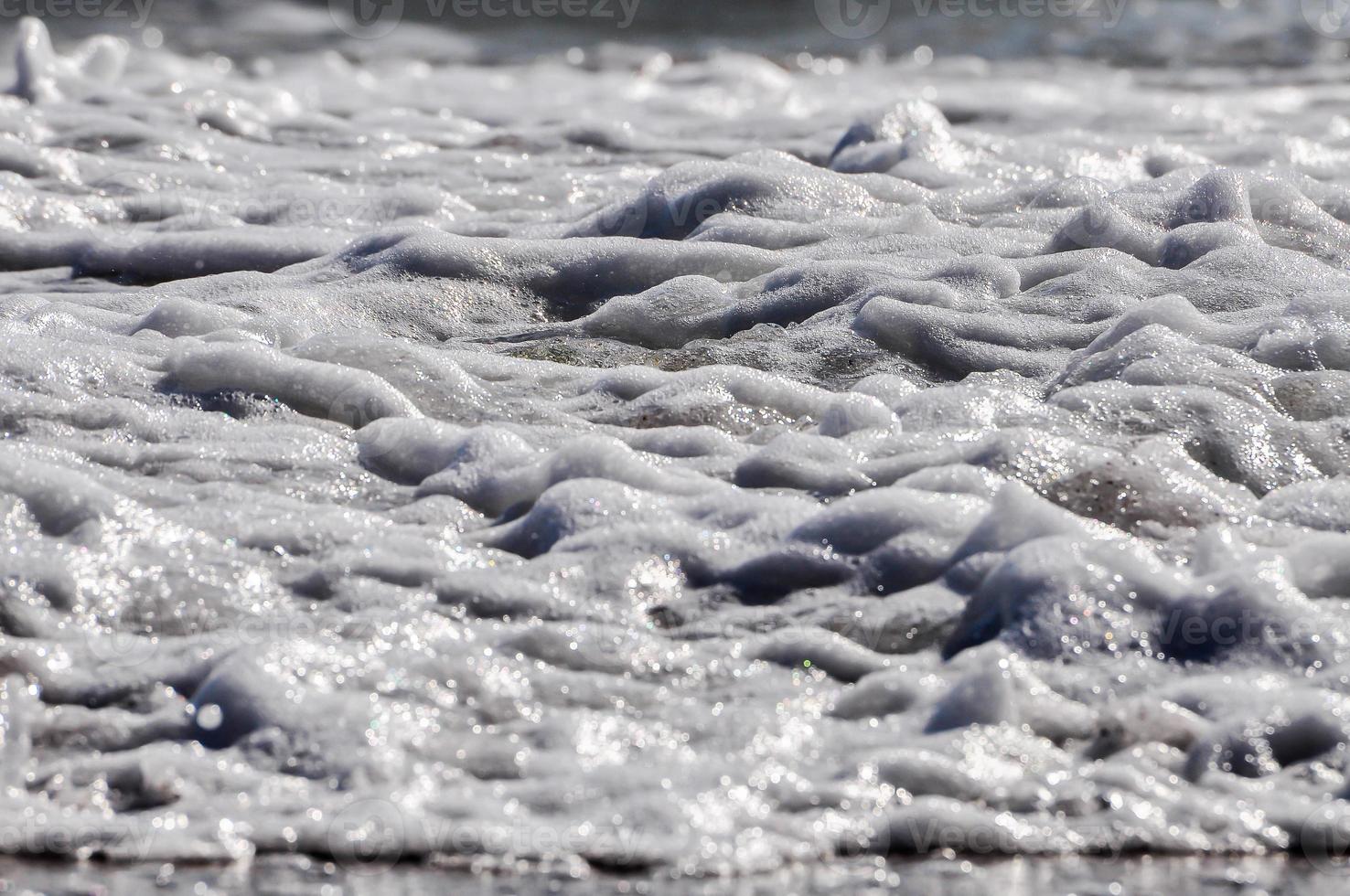 espuma do mar. respingo de água foto