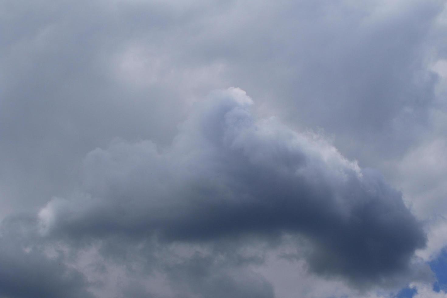 tempo tempestuoso e nuvens escuras foto