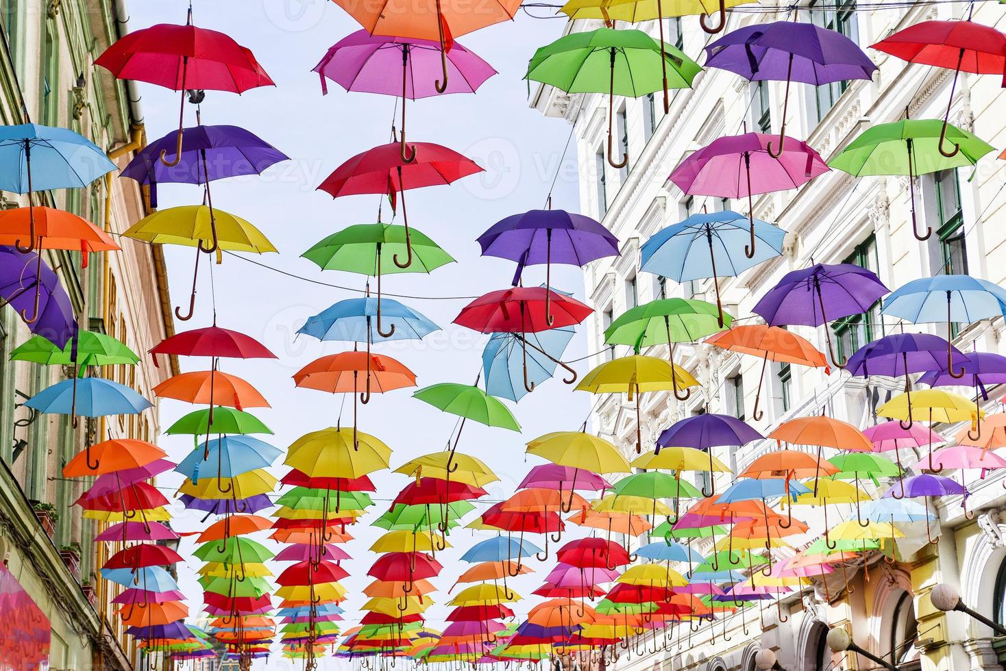 guarda-chuva colorido pendurado nas ruas da cidade foto