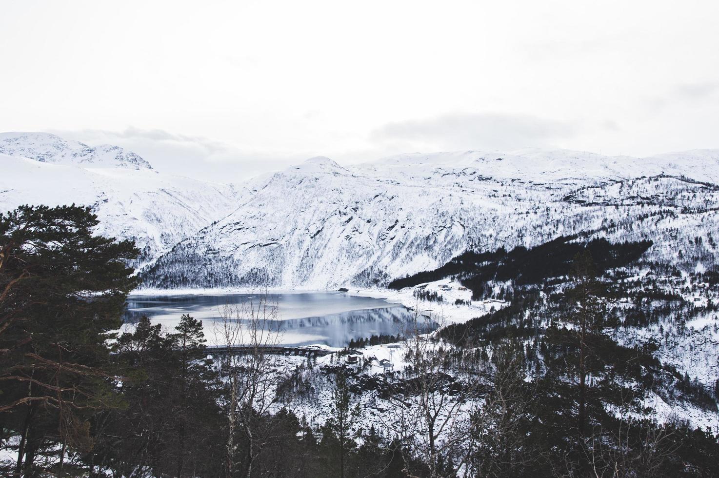 lago de inverno noruega foto