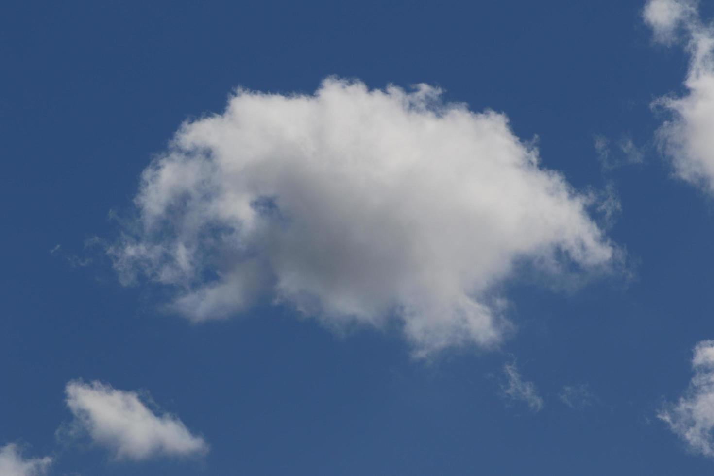 céu azul claro e nuvens brancas foto