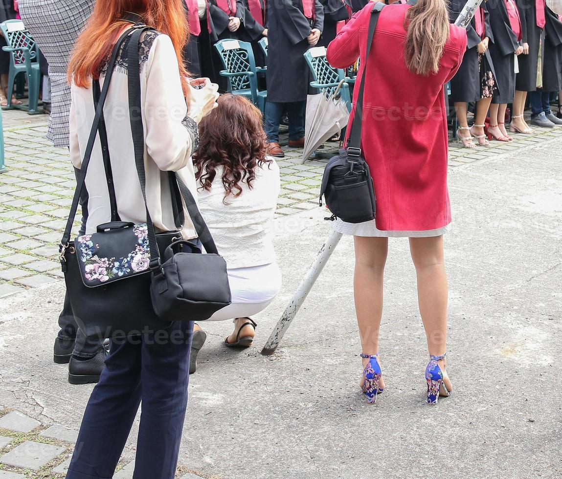 estudantes universitários estão tendo uma sessão de fotos no parque