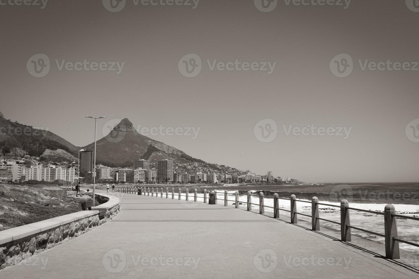 montanhas, hotéis sea point, beach promenade cidade do cabo áfrica do sul. foto