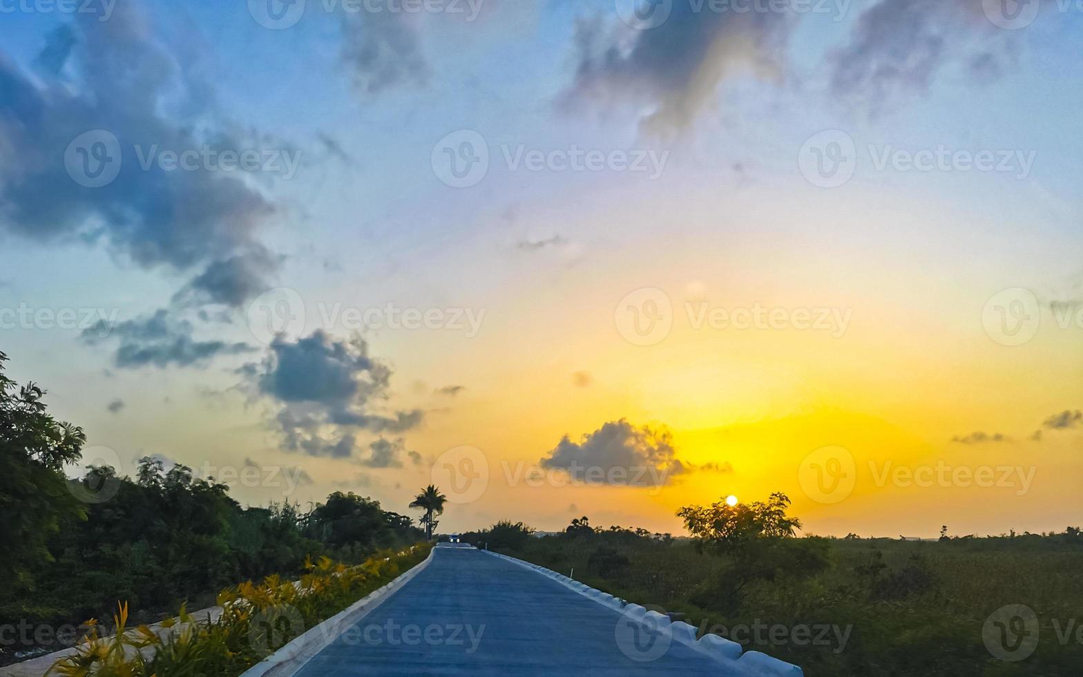 lindo nascer do sol tropical colorido no paraíso playa del carmen méxico. foto