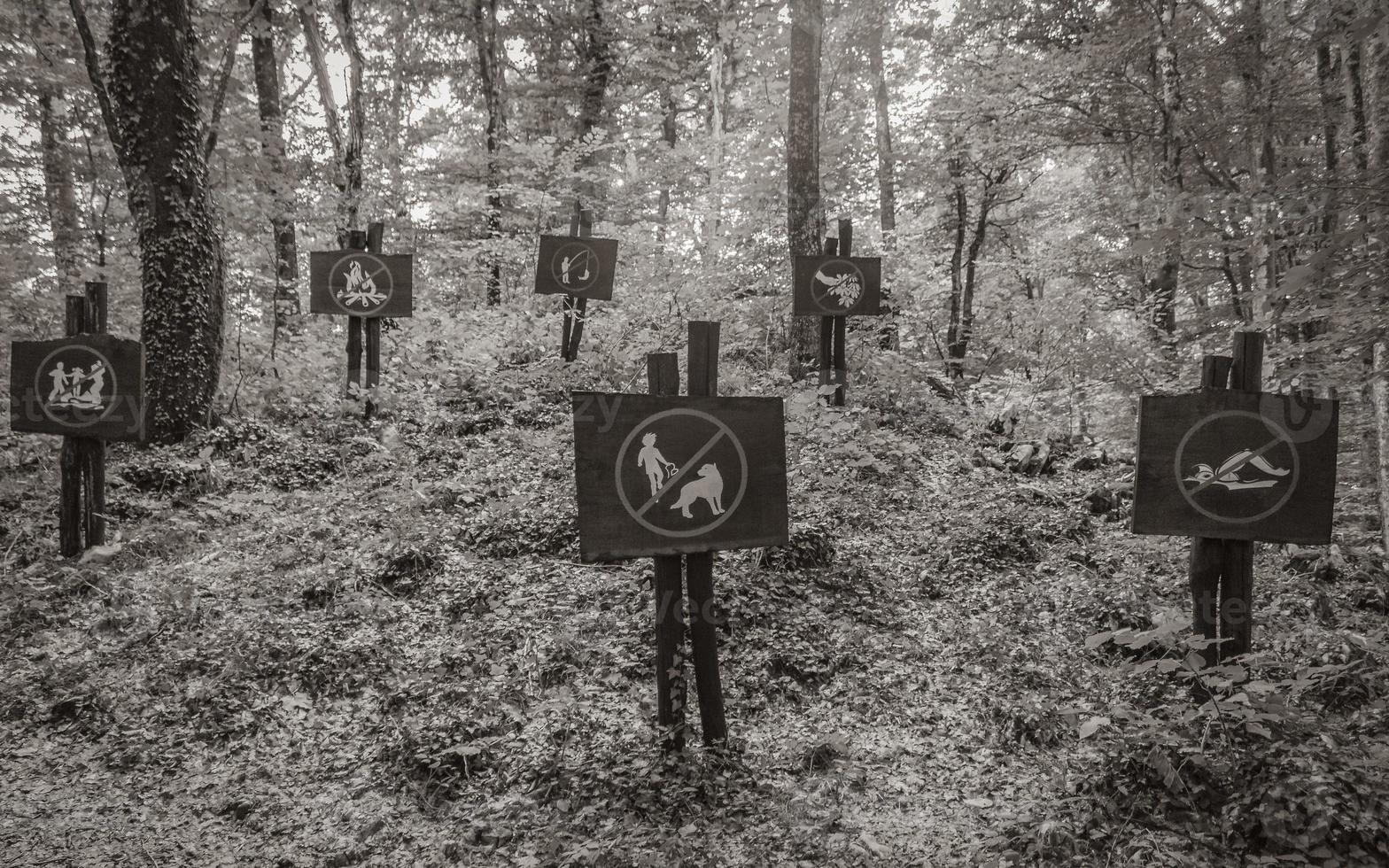 sinais de proibição na croácia do parque nacional de lagos de plitvice da floresta. foto