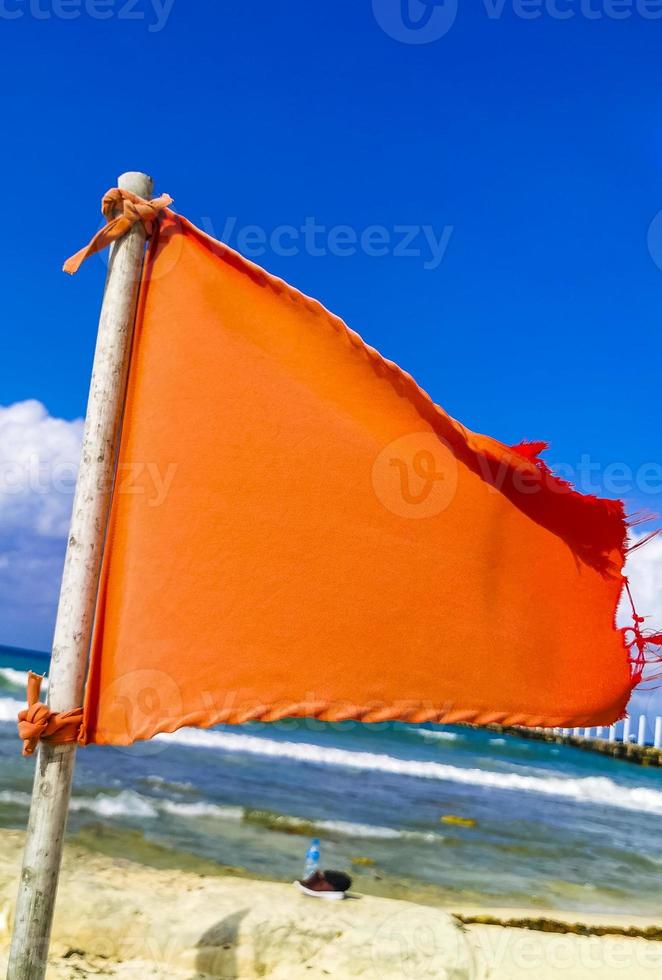 bandeira vermelha natação proibida ondas altas playa del carmen méxico. foto
