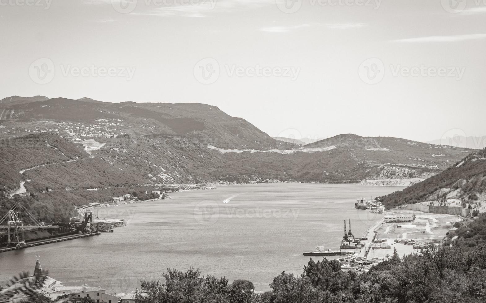 a baía azul e o porto de bakarski zaliv bakar croatia. foto