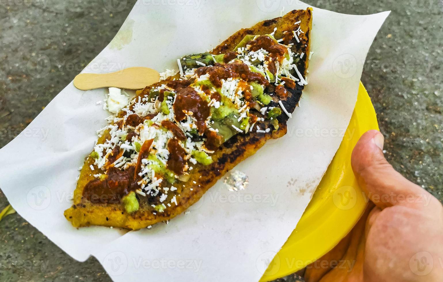 comida mexicana tlakobananas tlakojos de massa de banana molho picante méxico. foto