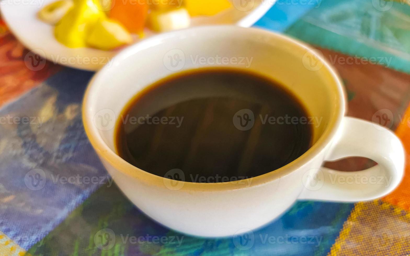 café no copo na toalha de mesa colorida em mazunte méxico. foto