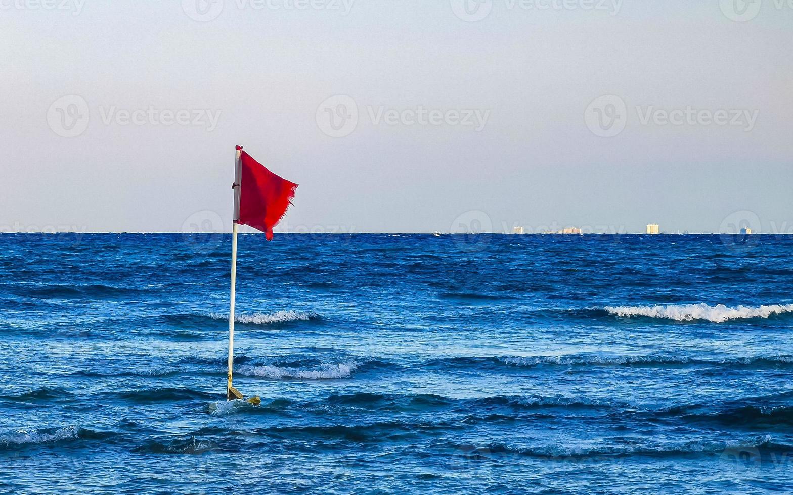 bandeira vermelha natação proibida ondas altas playa del carmen méxico. foto
