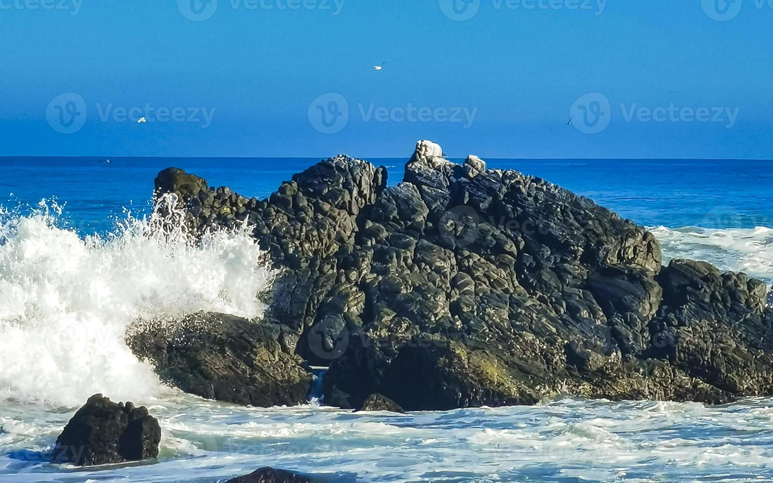 belas rochas falésias surfista ondas na praia puerto escondido méxico. foto