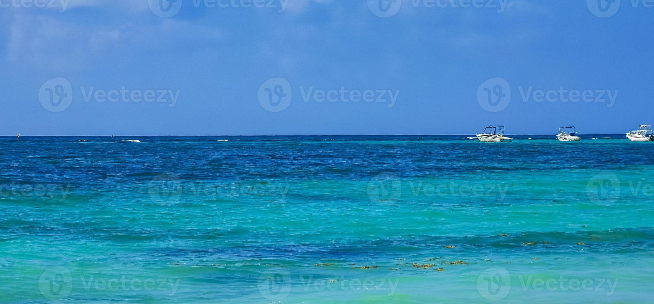 barcos iates navio jetty beach em playa del carmen méxico. foto