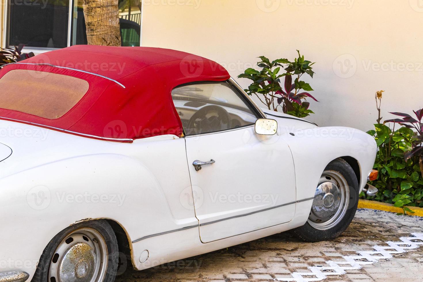 vários carros tunados coloridos e carros antigos clássicos do México. foto