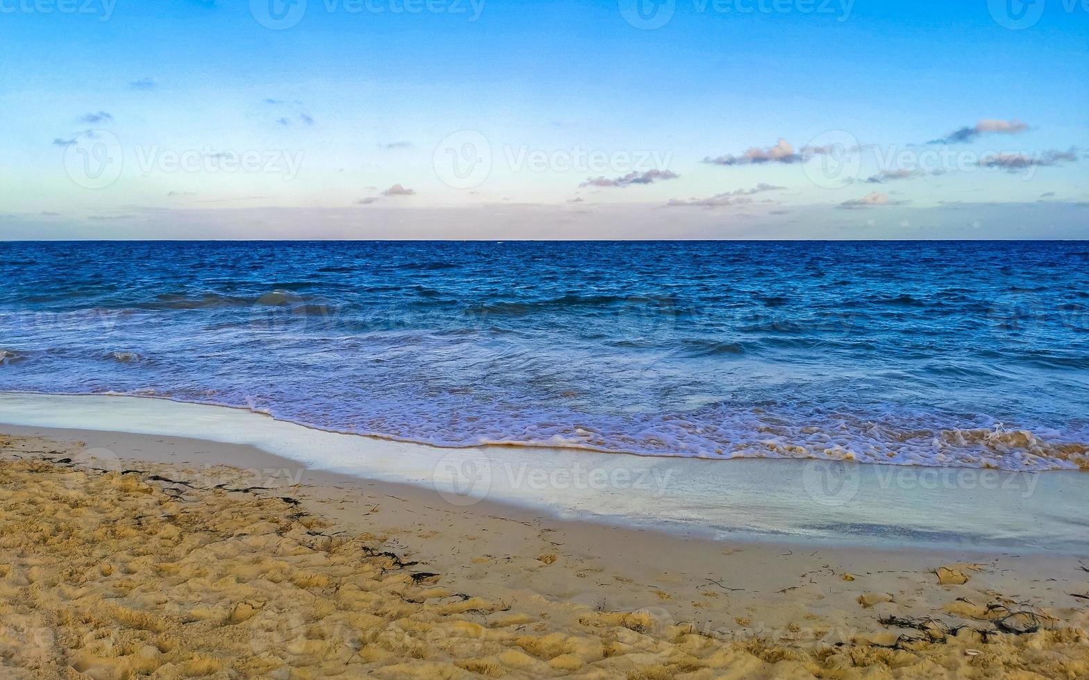 praia tropical do caribe água turquesa clara playa del carmen méxico. foto