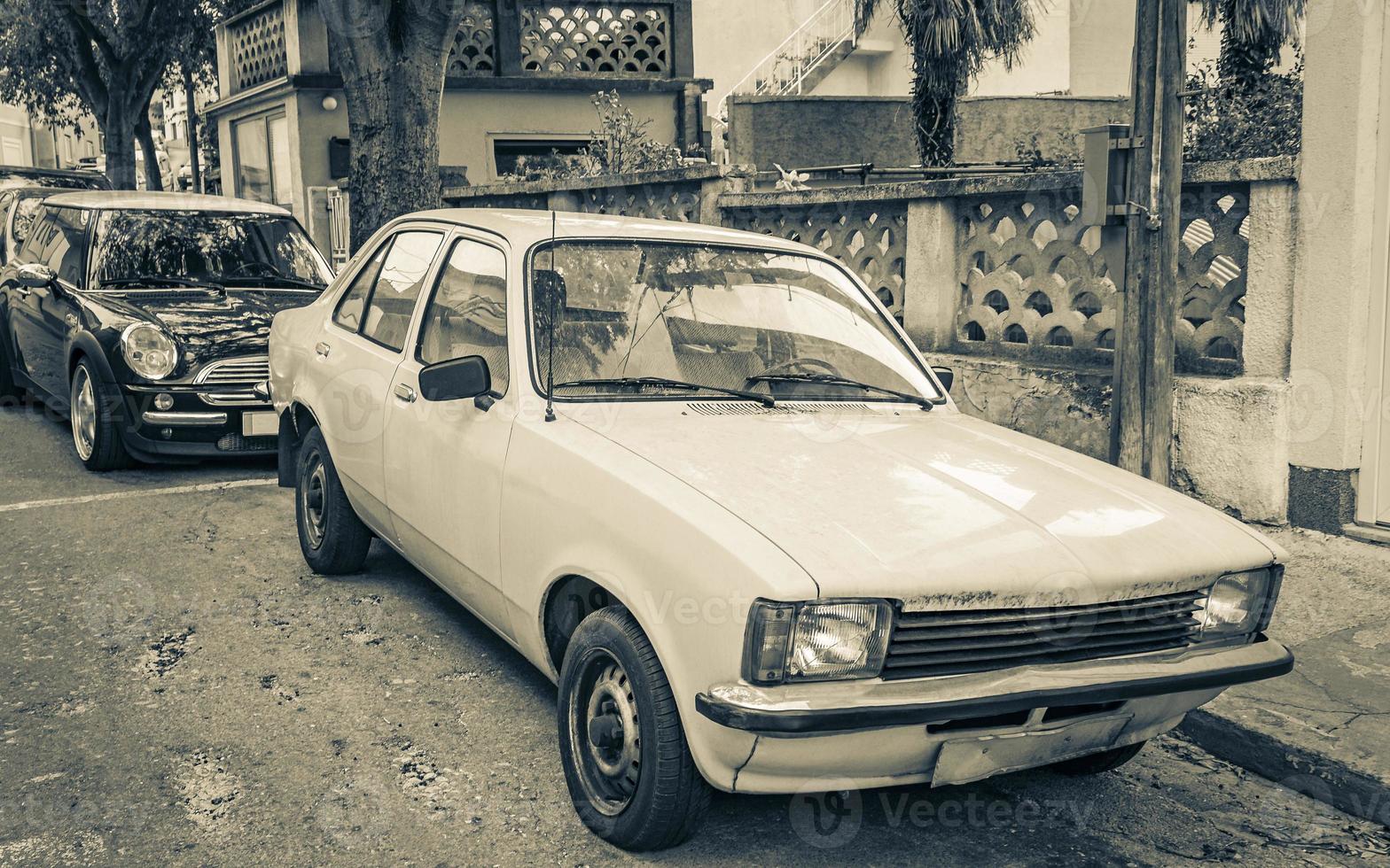 lindo velho carro vintage amarelo da frente na croácia. foto