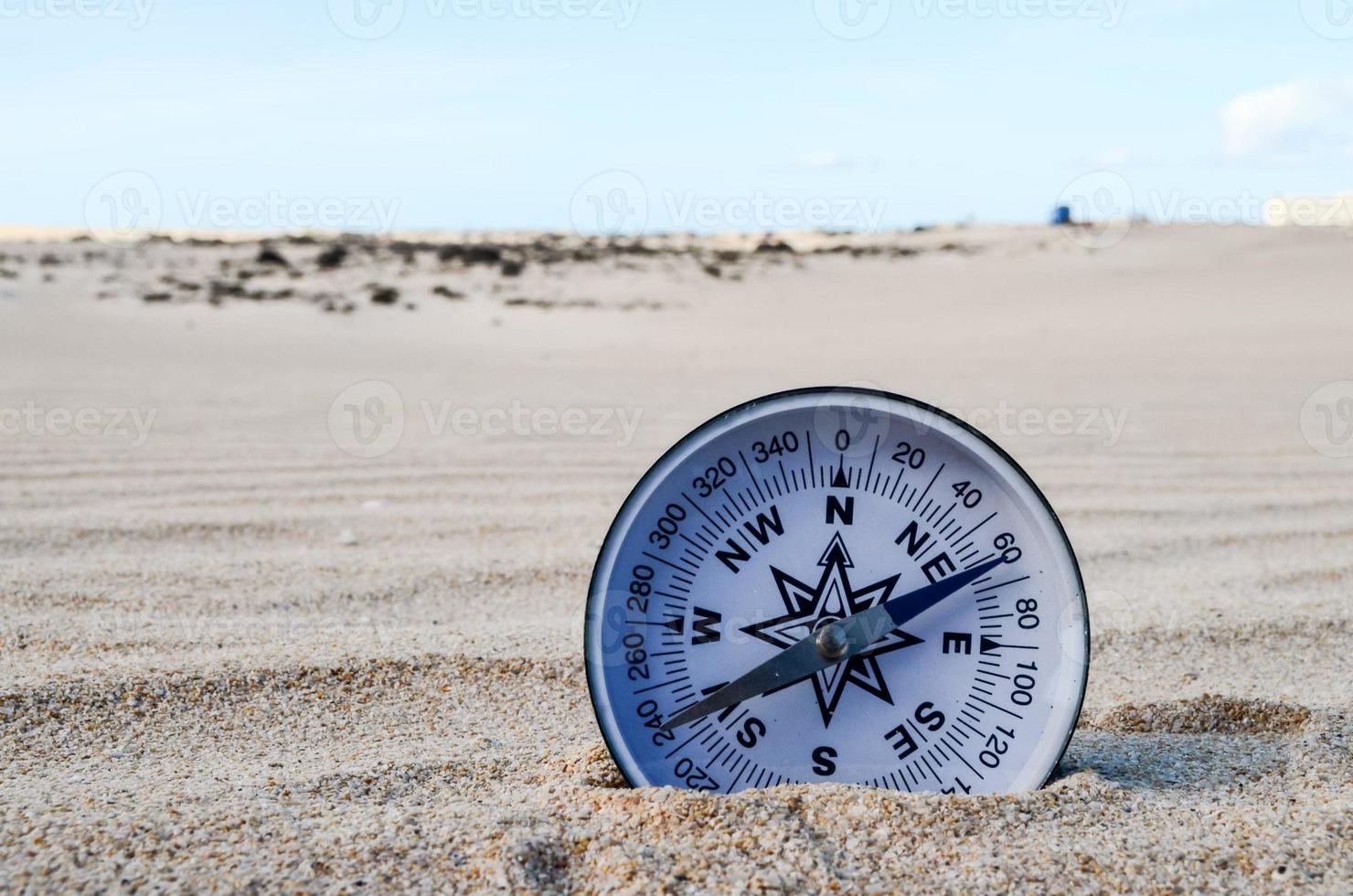 bússola na areia foto