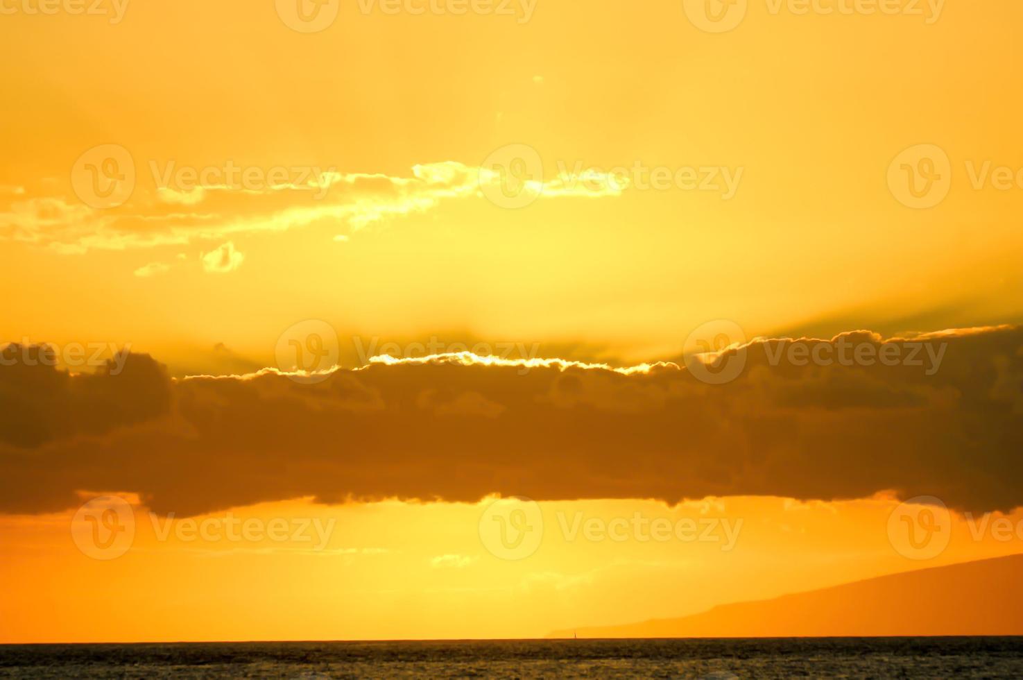 pôr do sol sobre o mar foto