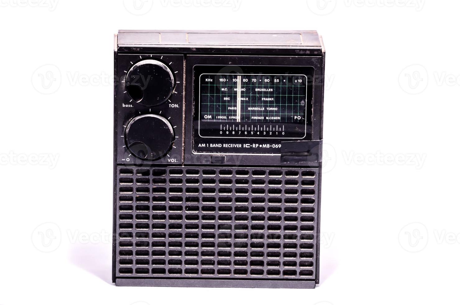 rádio antigo em fundo branco foto