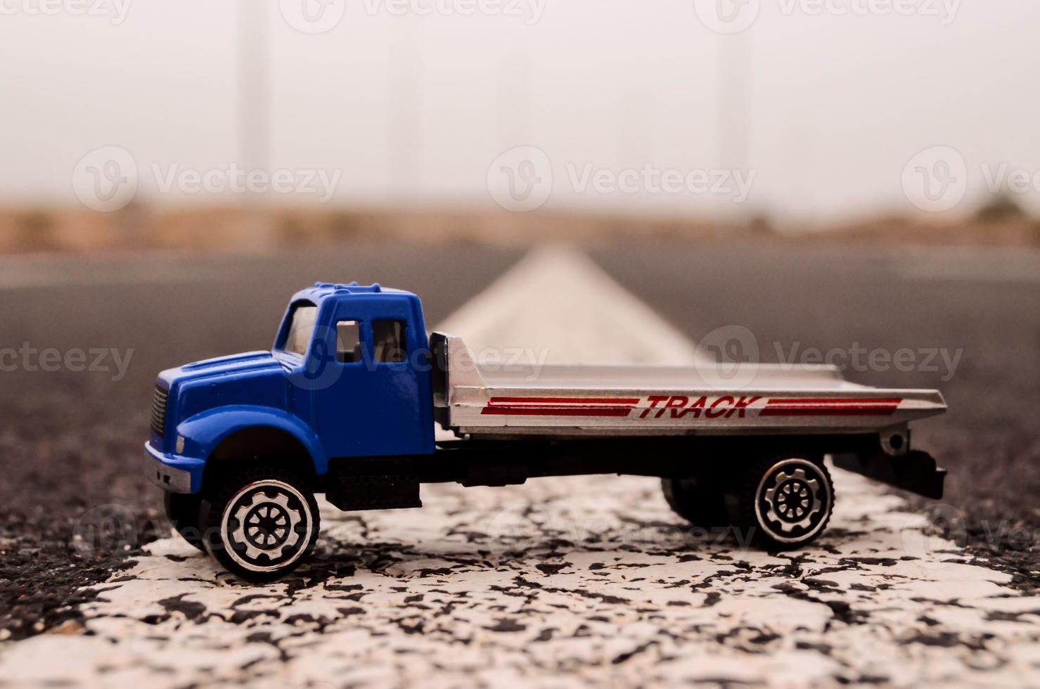 caminhão de brinquedo na estrada foto