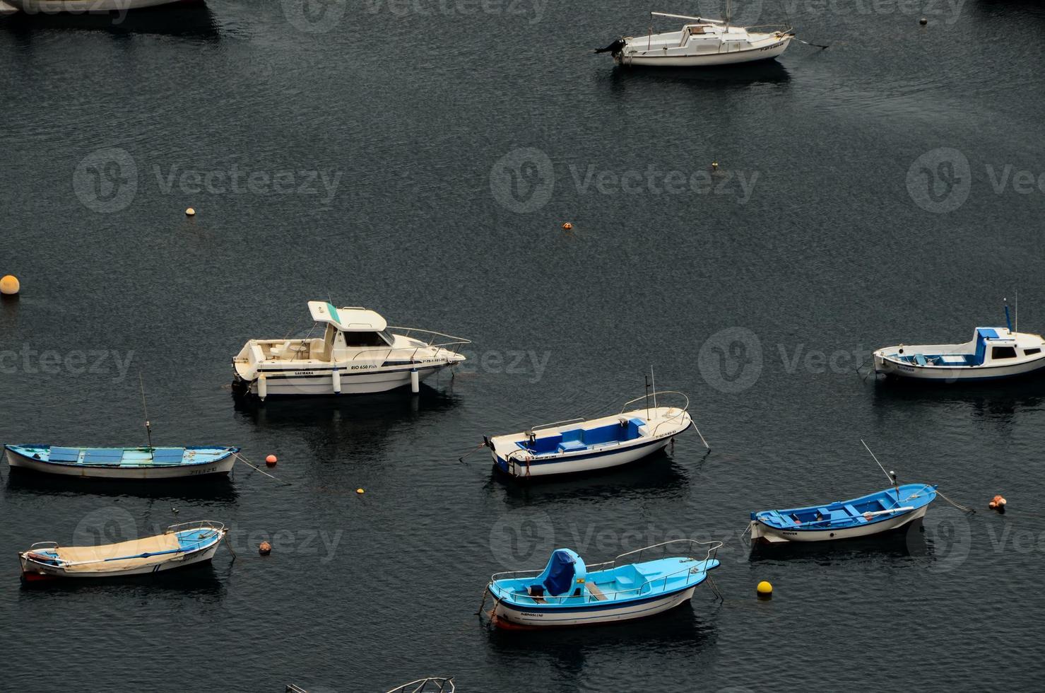 pequenos barcos no mar foto