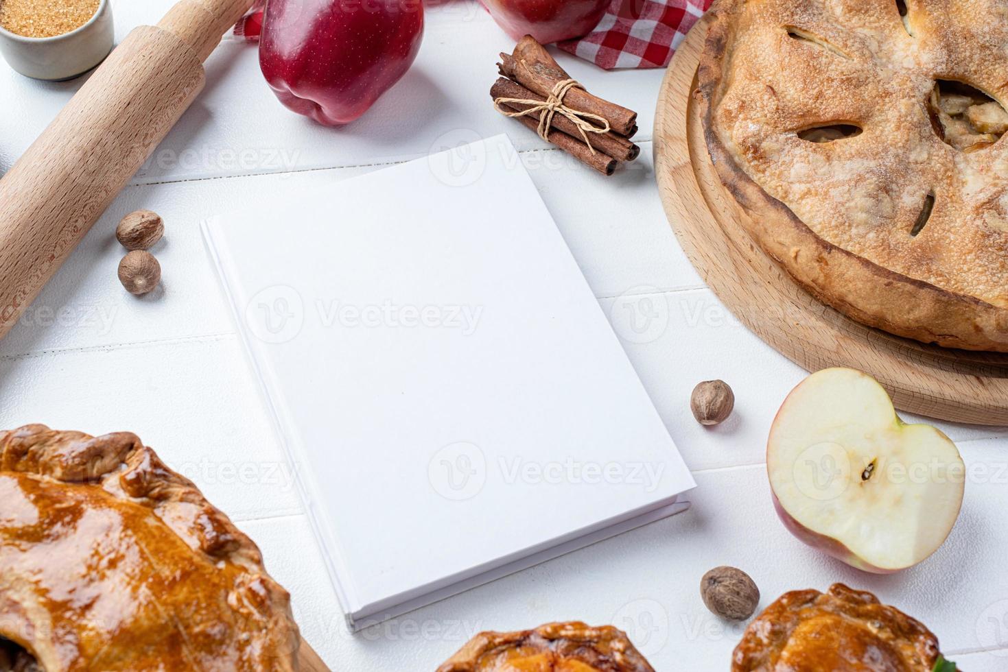 maquete de capa de livro de culinária em branco com torta de maçã, torta de carne e frutas da estação foto