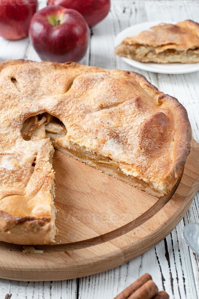 torta de maçã caseira com maçãs vermelhas frescas foto