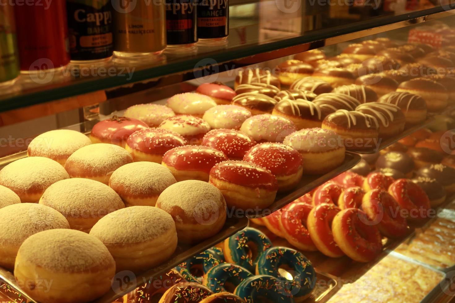 exibição de donuts de chocolate à venda na loja local foto